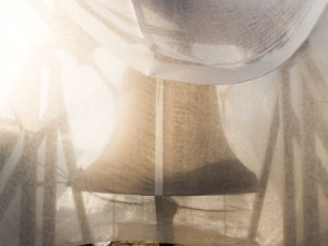 Zvon věnovaný těm, které umlčela válka, dorazil do Prahy lodí. Rozezní se v neděli