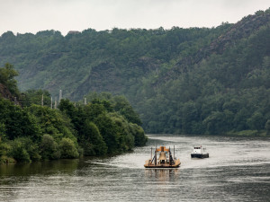 Zvon věnovaný těm, které umlčela válka, dorazil do Prahy lodí. Rozezní se v neděli