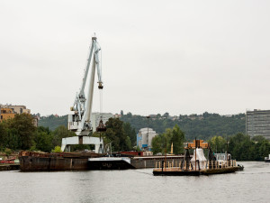 Zvon věnovaný těm, které umlčela válka, dorazil do Prahy lodí. Rozezní se v neděli