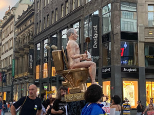 Tenhle haj*l je na prodej! Výtěžek z aukce sochy Putina půjde na bojový dron