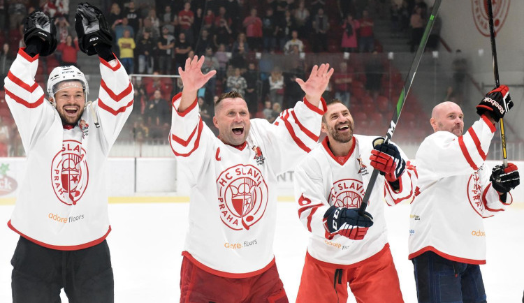 Pastrňák v bráně a góly Červenky. Rozlučka Bednáře a Tomici zaplnila Eden