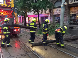 Bouřka v Praze vyvracela stromy, voda zaplavila ulice