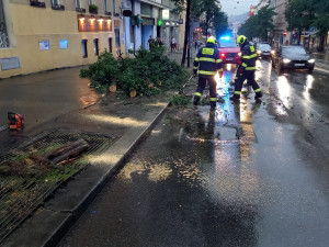 Bouřka v Praze vyvracela stromy, voda zaplavila ulice