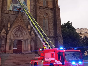Bouřka v Praze vyvracela stromy, voda zaplavila ulice