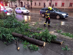 Bouřka v Praze vyvracela stromy, voda zaplavila ulice