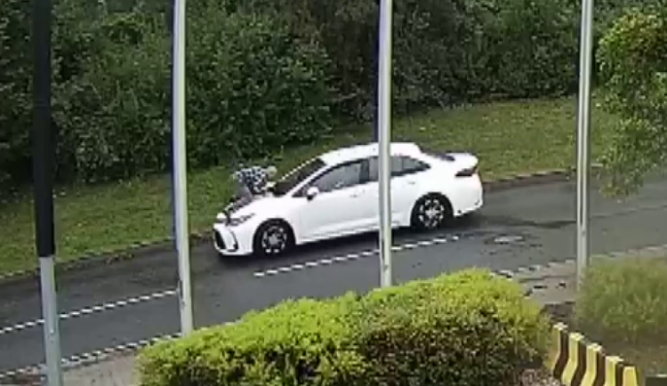 Muž se po pádu z auta zranil.