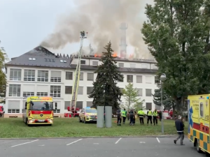 VIDEO: Ve vojenské nemocnici vypukl požár. Hořelo podkroví jednoho z pavilonů