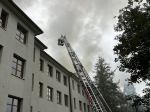 VIDEO: Ve vojenské nemocnici vypukl požár. Hoří podkroví jednoho z pavilonů