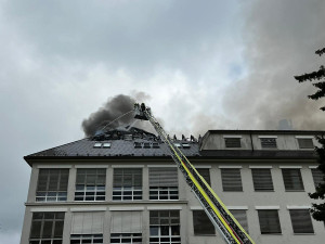 VIDEO: Ve vojenské nemocnici vypukl požár. Hoří podkroví jednoho z pavilonů