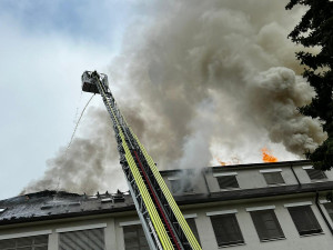 VIDEO: Ve vojenské nemocnici vypukl požár. Hoří podkroví jednoho z pavilonů