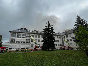 VIDEO: Ve vojenské nemocnici vypukl požár. Hoří podkroví jednoho z pavilonů