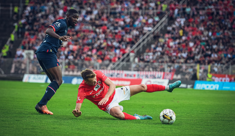 Fotbalisté Slavie vyhráli v Brně 4:0 a o dva body vedou neúplnou ligovou tabulku