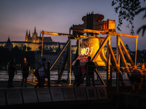 Prahou se rozezněl hlas nového zvonu, který symbolizuje zvony zabavené za války