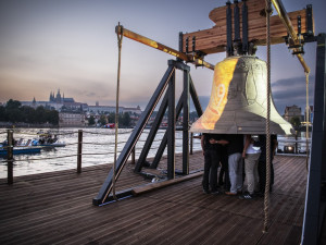 Prahou se rozezněl hlas nového zvonu, který symbolizuje zvony zabavené za války