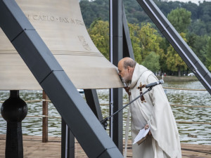 Prahou se rozezněl hlas nového zvonu, který symbolizuje zvony zabavené za války