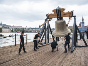 Prahou se rozezněl hlas nového zvonu, který symbolizuje zvony zabavené za války