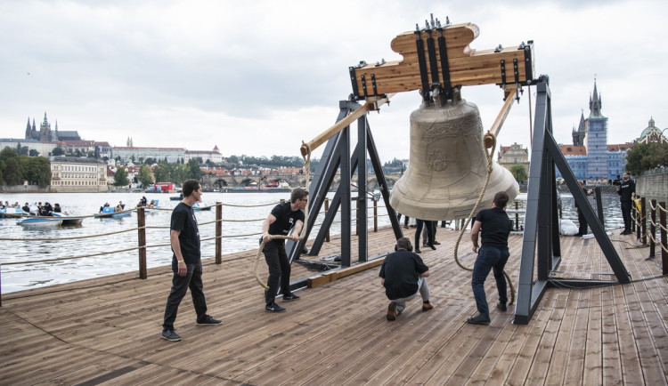 Prahou se rozezněl hlas nového zvonu, který symbolizuje zvony zabavené za války
