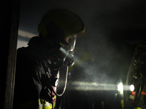 VIDEO: Při požáru bytu v Praze 9 evakuovali hasiči patnáct lidí