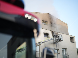 VIDEO: Při požáru bytu v Praze 9 evakuovali hasiči patnáct lidí