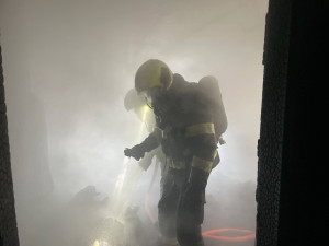 VIDEO: Při požáru bytu v Praze 9 evakuovali hasiči patnáct lidí