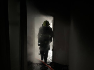 VIDEO: Při požáru bytu v Praze 9 evakuovali hasiči patnáct lidí