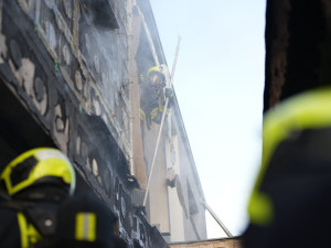 VIDEO: Při požáru bytu v Praze 9 evakuovali hasiči patnáct lidí