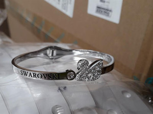 Na pražském letišti odhalili padělky za víc než šestnáct milionů