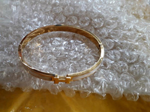 Na pražském letišti odhalili padělky za víc než šestnáct milionů