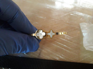 Na pražském letišti odhalili padělky za víc než šestnáct milionů