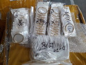 Na pražském letišti odhalili padělky za víc než šestnáct milionů