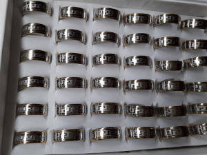 Na pražském letišti odhalili padělky za víc než šestnáct milionů