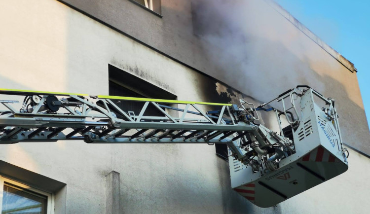 Hasiči museli použít výškovou techniku.