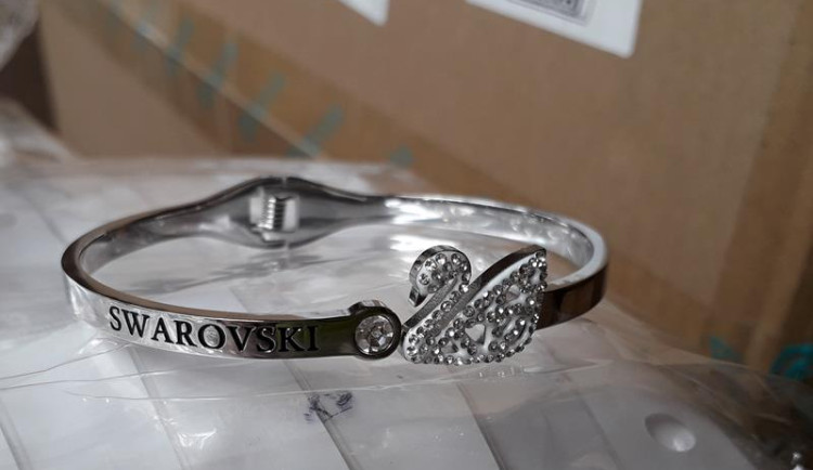 Celníci našli tisíce padělků.