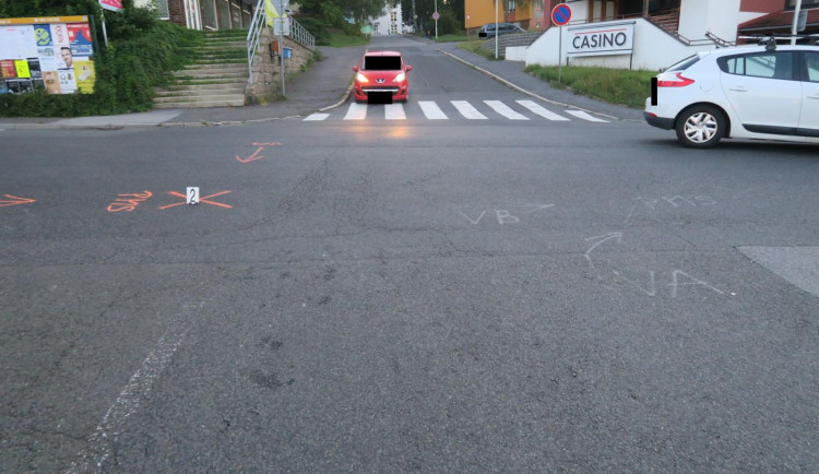 Řidič v Jablonci nad Nisou srazil cyklistu, od nehody ujel. Policie hledá svědky nehody