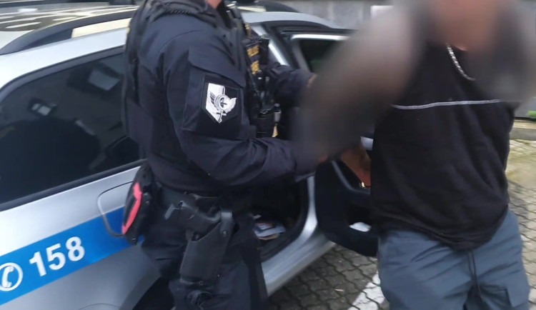 Recidivista policistům neutekl.