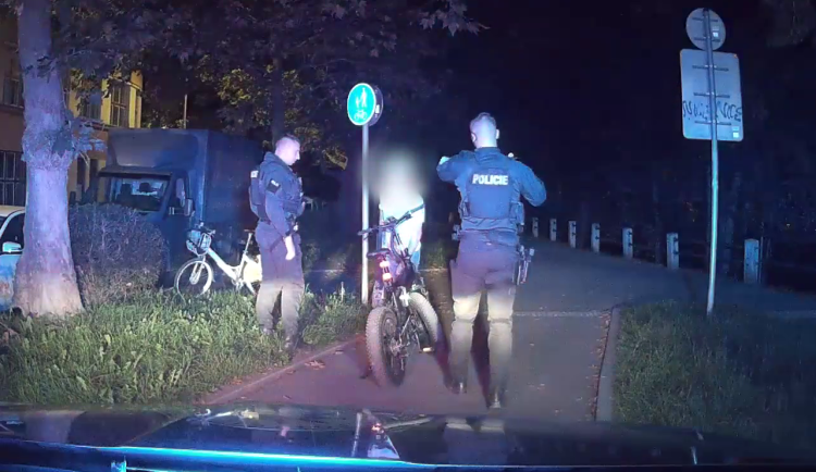 VIDEO: Muž ujížděl na kradeném kole s odcizeným policejním odznakem v tašce