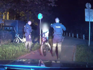 VIDEO: Muž ujížděl na kradeném kole s odcizeným policejním odznakem v tašce