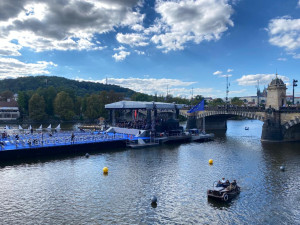 Odpolední rozehřívání sledovaly z nábřeží stovky lidí