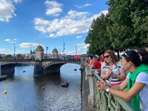 Odpolední rozehřívání sledovaly z nábřeží stovky lidí