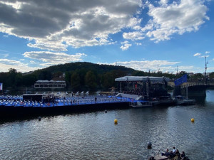 Odpolední rozehřívání sledovaly z nábřeží stovky lidí
