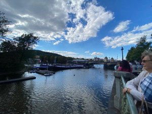 Odpolední rozehřívání sledovaly z nábřeží stovky lidí