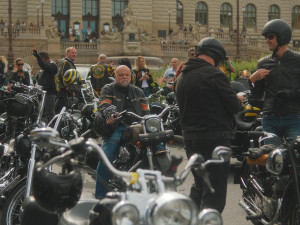 Fotogalerie: Prahou projely stovku motorkářů