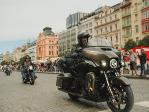 Fotogalerie: Prahou projely stovku motorkářů