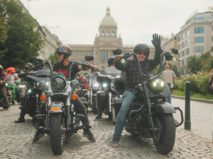 VIDEO: Centrem Prahy projely stovky motorkářů. Potkali se s demonstranty
