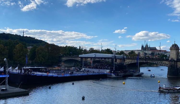 Odpolední rozehřívání sledovaly z nábřeží stovky lidí