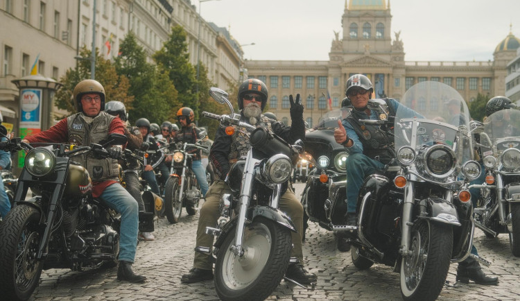 Fotogalerie: Prahou projely stovku motorkářů
