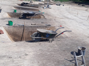 Archeologové odkrývají na okraji Prahy monumentální stavbu z doby kamenné