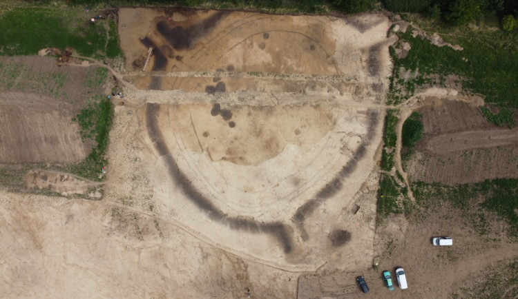 Archeologové odkrývají na okraji Prahy monumentální stavbu z doby kamenné