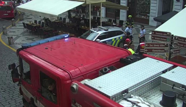 V centru Prahy se propadl strop. Budova byla evakuována, ulice je uzavřena