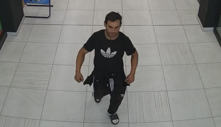 Útočník půl hodiny bil muže na dětském hřišti, pak s klackem v ruce naháněl dalšího